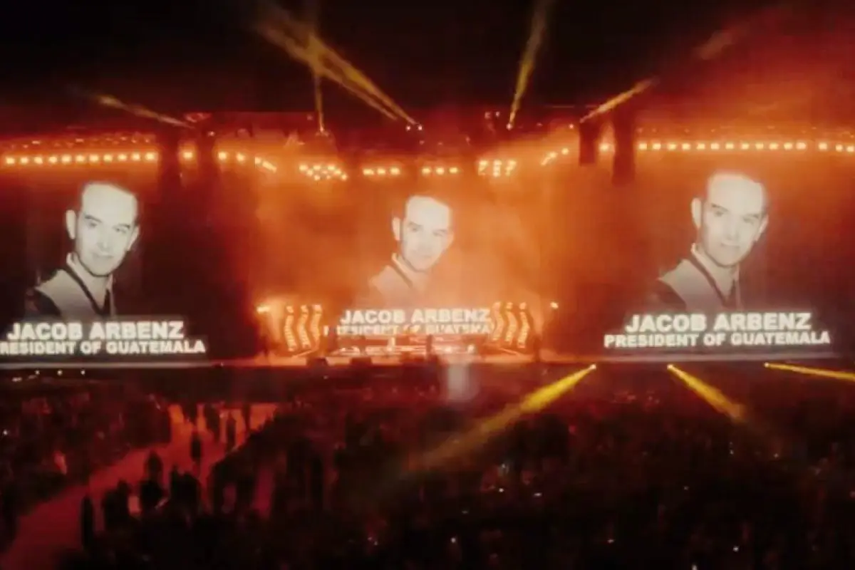 La fotografía del expresidente, Jacobo Arbenz, encabezó el momento de denuncia política de la banda "The Strokes"., Redes sociales.
