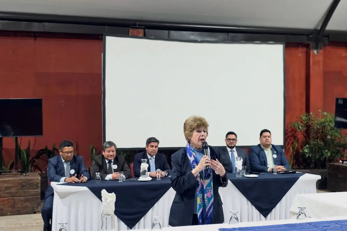 Astrid Lemus, de pie y al frente, asumió como nueva magistrada titular de la CC., Redes sociales.