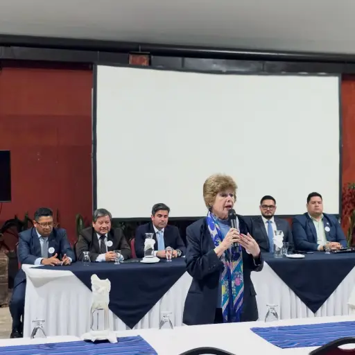 Astrid Lemus, de pie y al frente, asumió como nueva magistrada titular de la CC. ,Redes sociales.