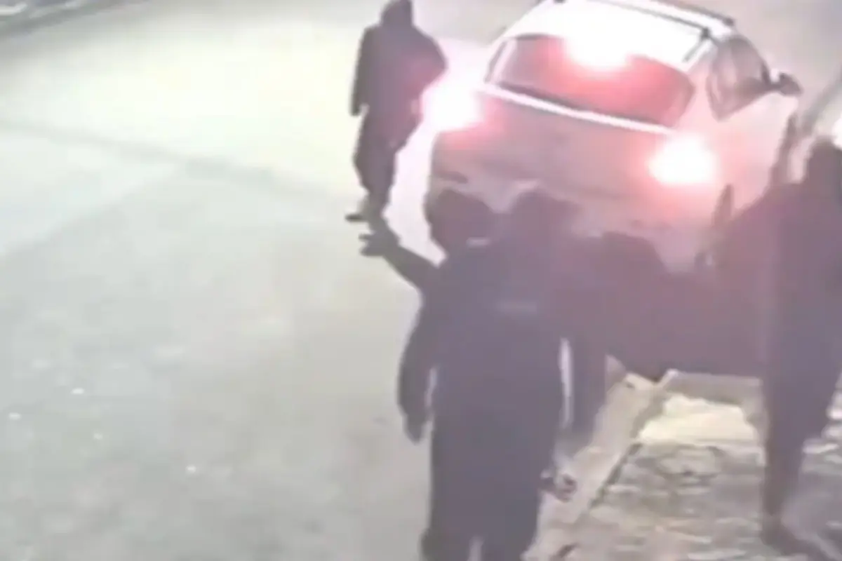 Mujer enfrenta a tiros a ladrones y frustra asalto domiciliario., Captura de pantalla video de X.