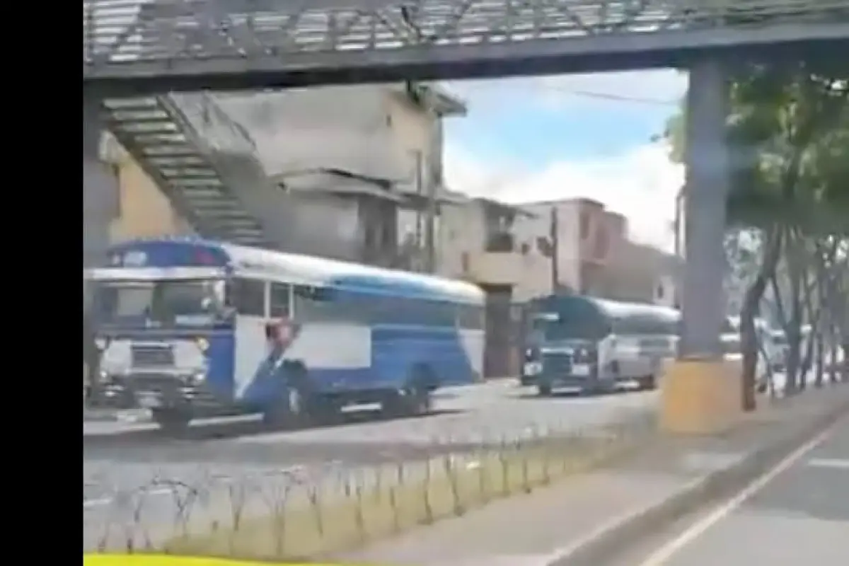 La caravana de buses que ingresó por el área del Atlántico y se dirige hacia la zona 6 para posteriormente movilizarse al centro de la Ciudad., PMT capitalina/Montejo