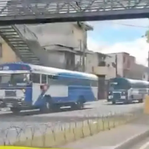 La caravana de buses que ingresó por el área del Atlántico y se dirige hacia la zona 6 para posteriormente movilizarse al centro de la Ciudad. ,PMT capitalina/Montejo