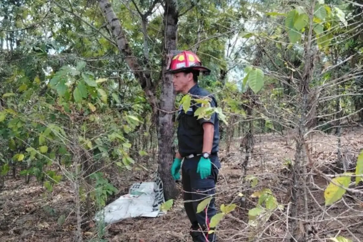Área donde fue localizada la persona fallecida en el volcán de Agua., Bomberos Municipales Departamentales
