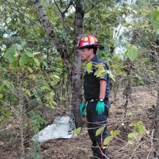 Área donde fue localizada la persona fallecida en el volcán de Agua. ,Bomberos Municipales Departamentales