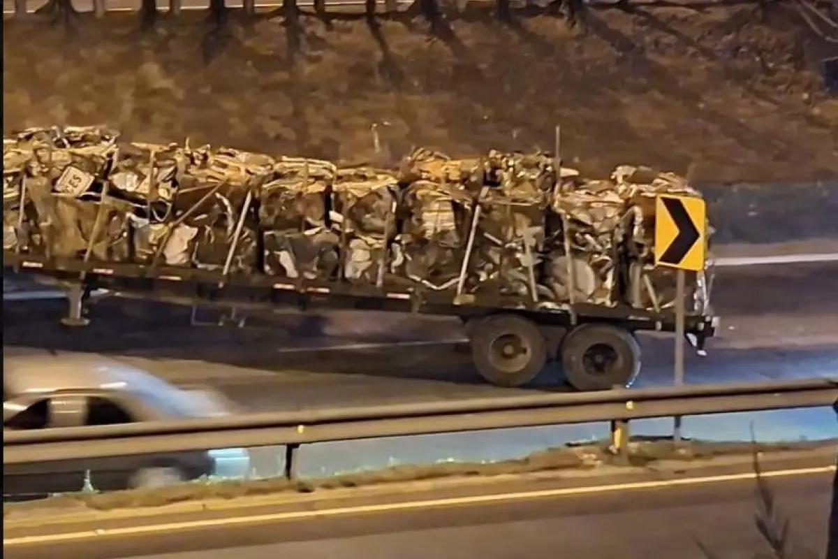 El vehículo de transporte de carga quedó obstaculizando el Periférico., PMT capitalina/Montejo