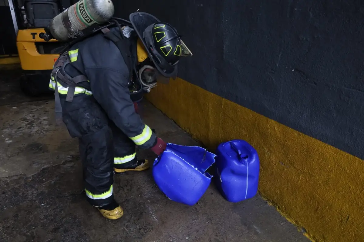 Los cuerpos de socorro atendieron el accidente químico ocurrido en zona 11., Bomberos Voluntarios
