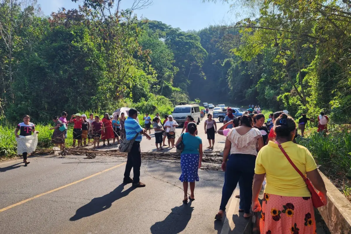 Bloqueo en el kilómetro 189 de la ruta CA-2, Nuevo San Carlos, de Retalhuleu a La Frontera., Emisoras Unidas Departamentales