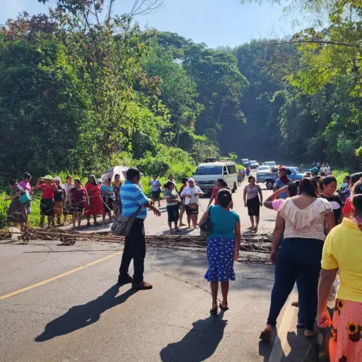 Bloqueo en el kilómetro 189 de la ruta CA-2, Nuevo San Carlos, de Retalhuleu a La Frontera. ,Emisoras Unidas Departamentales