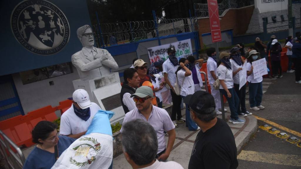 Encapuchados mantienen cierre en Usac; estudiantes piden abrir campus | Omar Solís/Emisoras Unidas