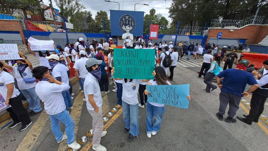 Encapuchados mantienen cierre en Usac; estudiantes piden abrir campus | Omar Solís/Emisoras Unidas