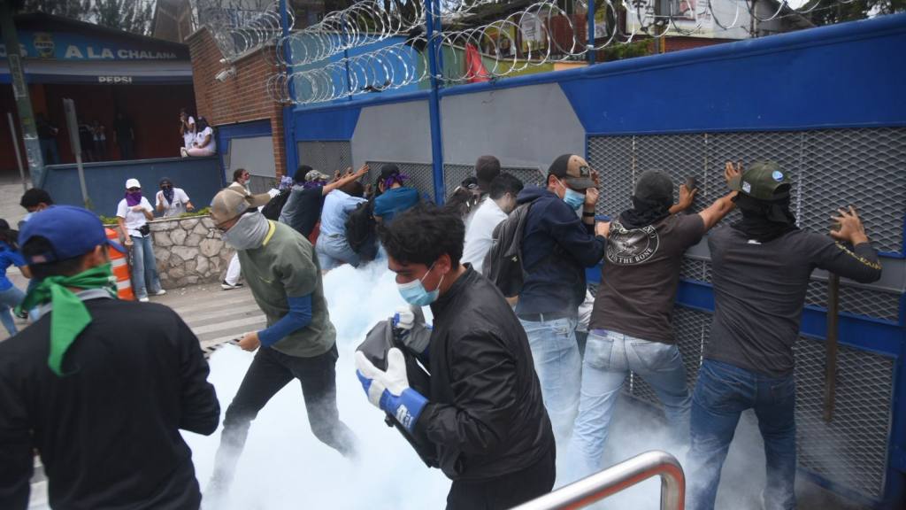 Encapuchados mantienen cierre en Usac; estudiantes piden abrir campus | Omar Solís/Emisoras Unidas