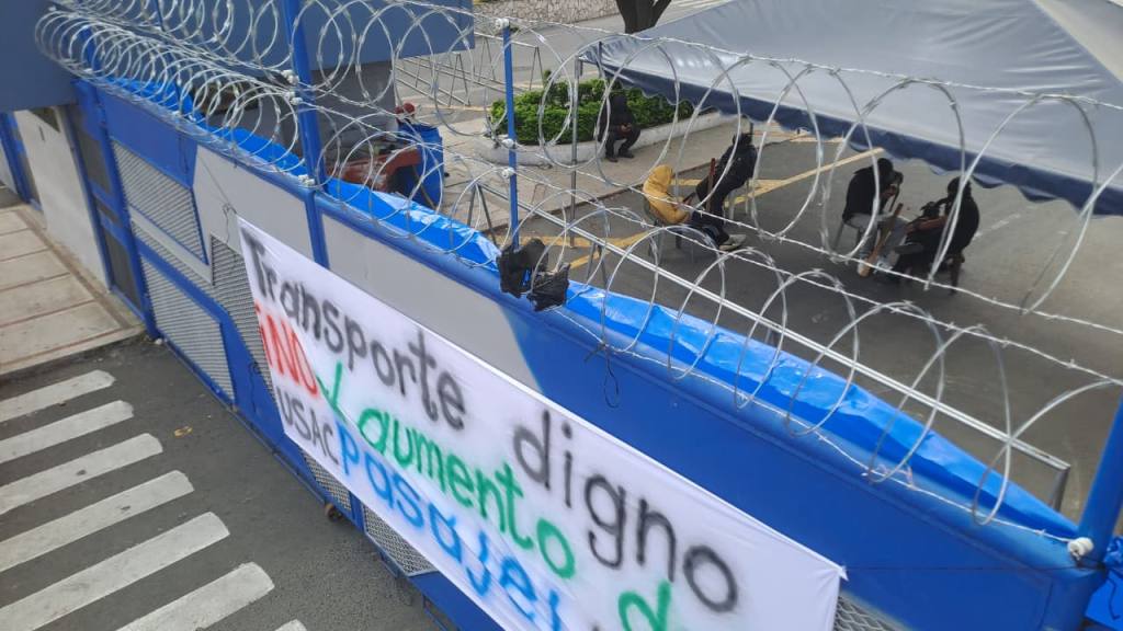 Encapuchados mantienen cierre en Usac; estudiantes piden abrir campus | Omar Solís/Emisoras Unidas