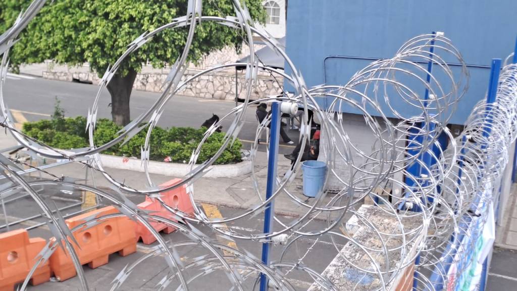 Encapuchados mantienen cierre en Usac; estudiantes piden abrir campus | Omar Solís/Emisoras Unidas