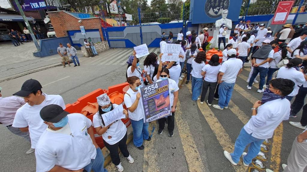 Encapuchados mantienen cierre en Usac; estudiantes piden abrir campus | Omar Solís/Emisoras Unidas