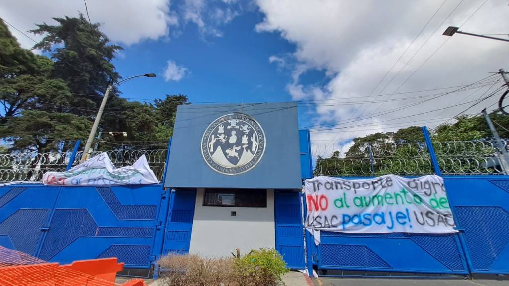 Encapuchados mantienen cierre en Usac; estudiantes piden abrir campus | Omar Solís/Emisoras Unidas