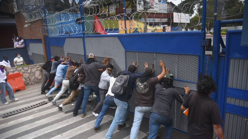 Encapuchados mantienen cierre en Usac; estudiantes piden abrir campus | Omar Solís/Emisoras Unidas