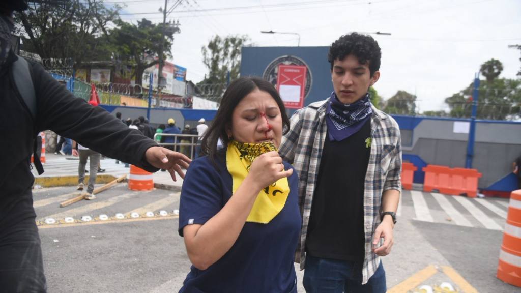 Encapuchados mantienen cierre en Usac; estudiantes piden abrir campus | Omar Solís/Emisoras Unidas