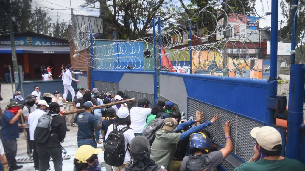 Encapuchados mantienen cierre en Usac; estudiantes piden abrir campus | Omar Solís/Emisoras Unidas