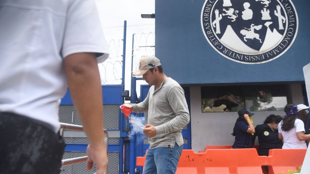 Encapuchados mantienen cierre en Usac; estudiantes piden abrir campus | Omar Solís/Emisoras Unidas