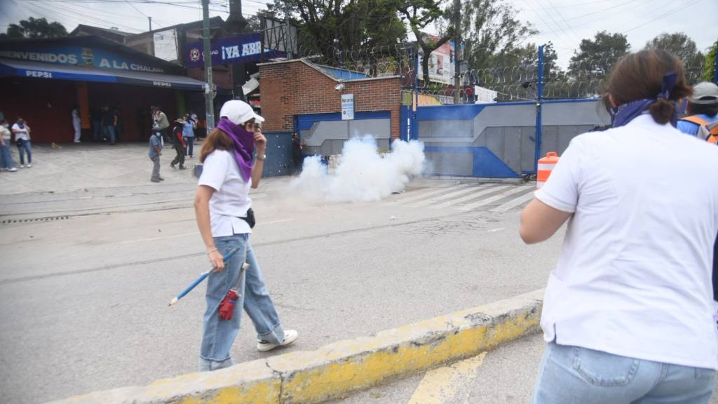 Encapuchados mantienen cierre en Usac; estudiantes piden abrir campus | Omar Solís/Emisoras Unidas