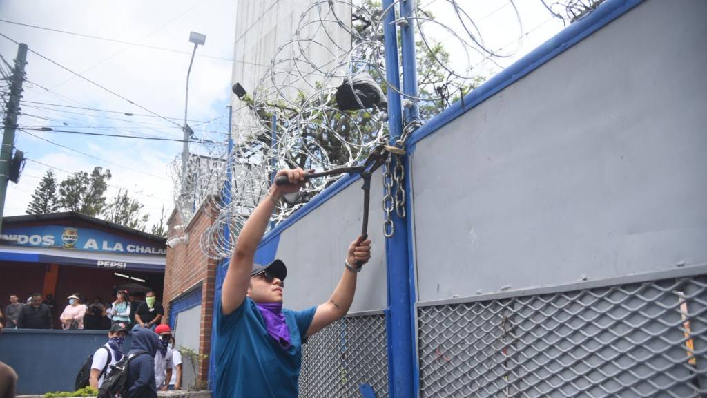 Encapuchados mantienen cierre en Usac; estudiantes piden abrir campus | Omar Solís/Emisoras Unidas