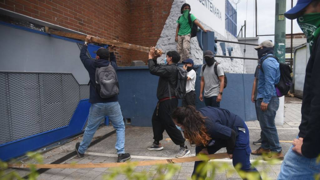Encapuchados mantienen cierre en Usac; estudiantes piden abrir campus | Omar Solís/Emisoras Unidas