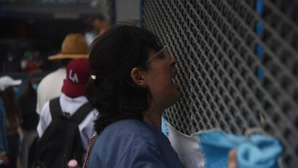 Encapuchados mantienen cierre en Usac; estudiantes piden abrir campus | Omar Solís/Emisoras Unidas