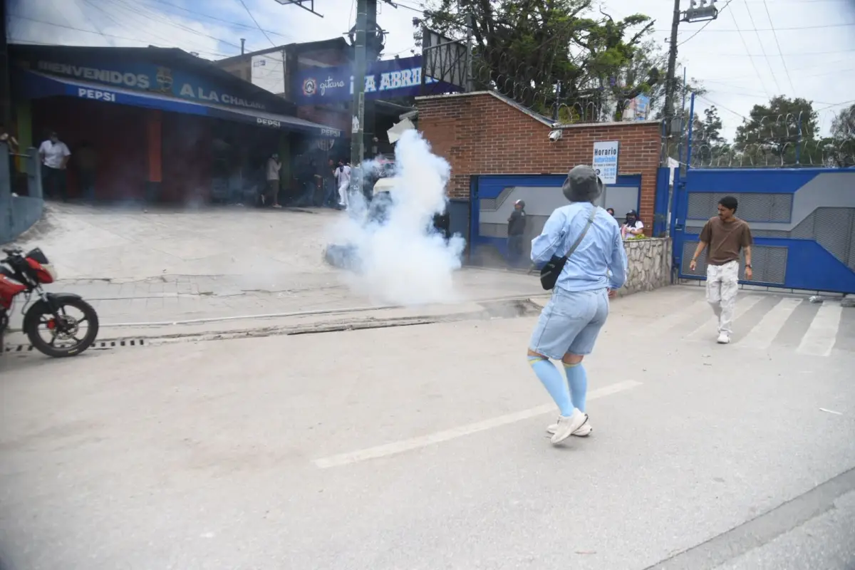 Durante este martes, 7 de abril, se han registrado disturbios en los ingresos de la Usac, donde encapuchados mantienen tomadas las instalaciones., Omar Solís/Emisoras Unidas