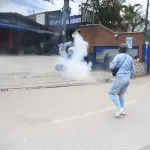 Lanzan gas a fotoperiodista que documentaba incidentes en la Usac t