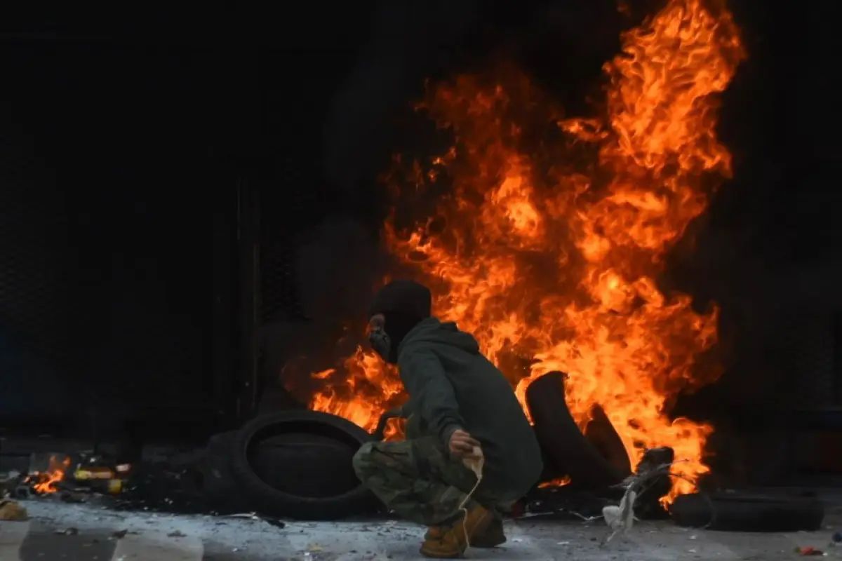 Estudiantes desalojaron a un grupo de encapuchados que supuestamente protestaba por el alza al combustible. , Foto Omar Solís