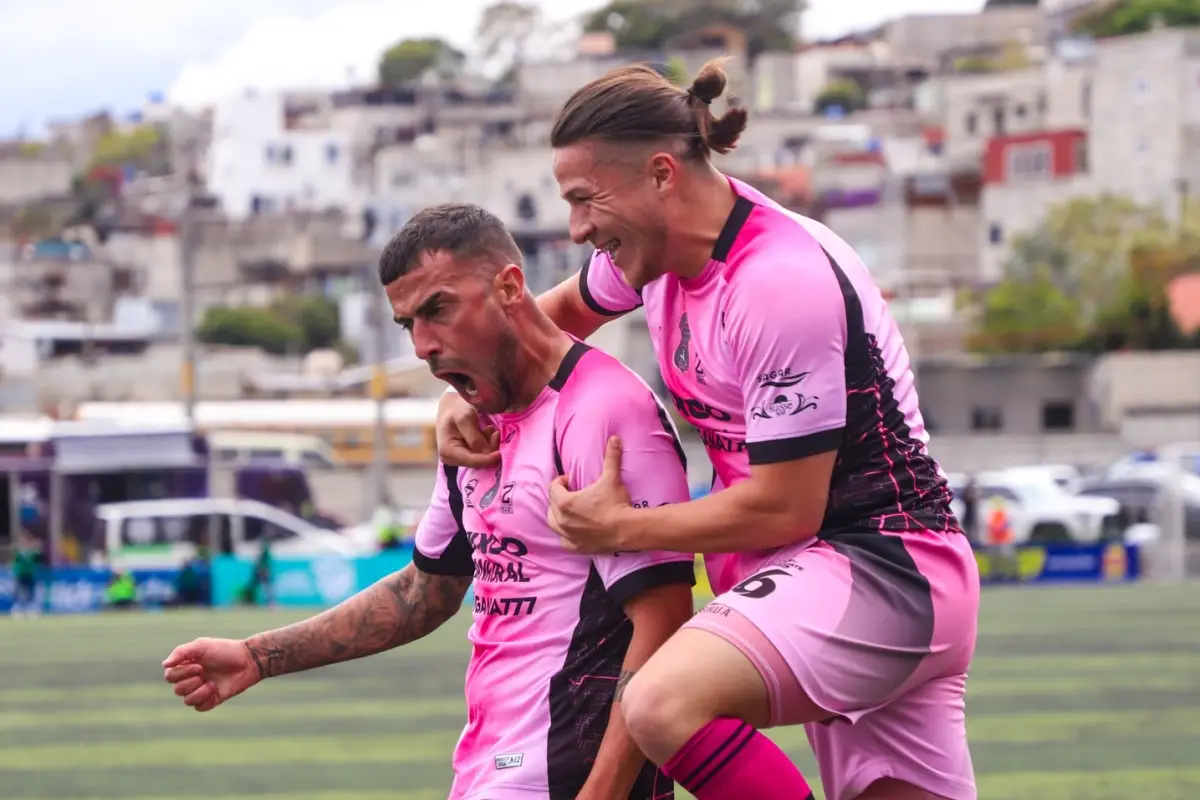 Celebración de Nicolás Martínez, delantero del Deportivo Mixco - Deportivo Mixco