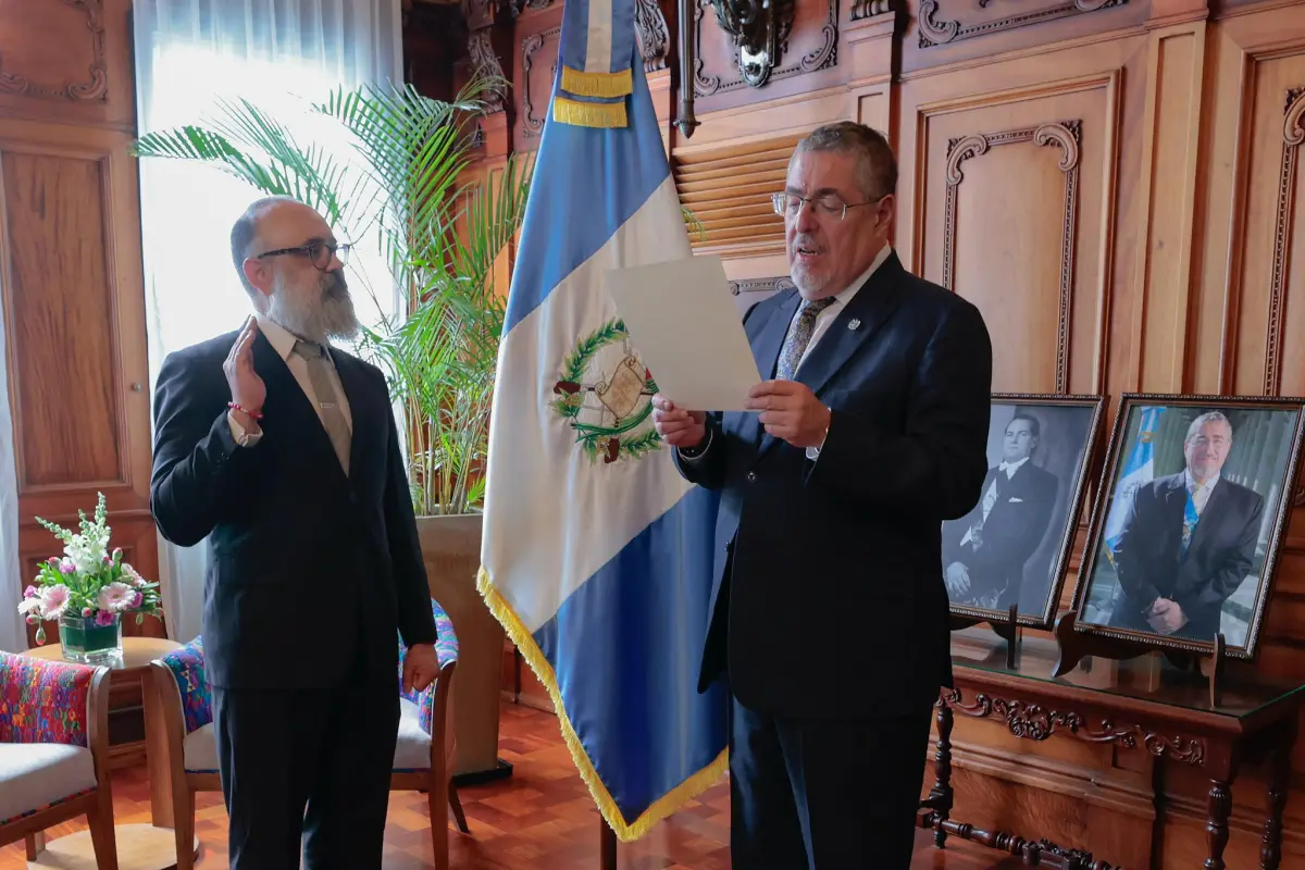 El presidente Bernardo Arévalo juramentó a Luis Méndez Salinas como ministro de Cultura y Deportes., Gobierno de Guatemala