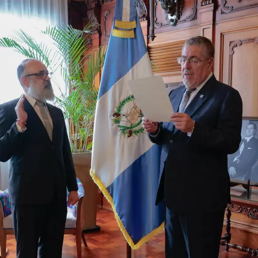 El presidente Bernardo Arévalo juramentó a Luis Méndez Salinas como ministro de Cultura y Deportes. ,Gobierno de Guatemala