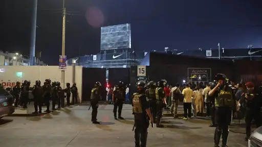 Un muerto y varios heridos tras avalancha humana en estadio de Alianza Lima