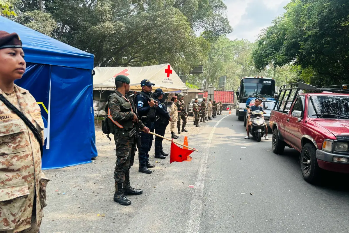 El Ministerio Público informó que se mantiene activo durante la campaña del SINAPRESE 2026. En la foto, las autoridades montan guardia en una carretera de Retalhuleu., Ministerio Público.