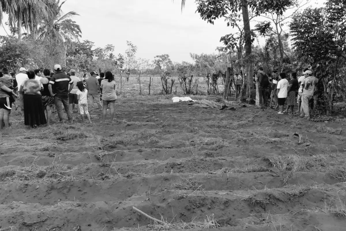 Las víctimas mortales fueron encontradas en un terreno valdío., Bomberos Voluntarios.