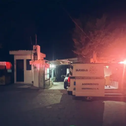 Uno de los motoristas fue llevado al CAP local, tras el choque. ,Bomberos Municipales Departamentales. 