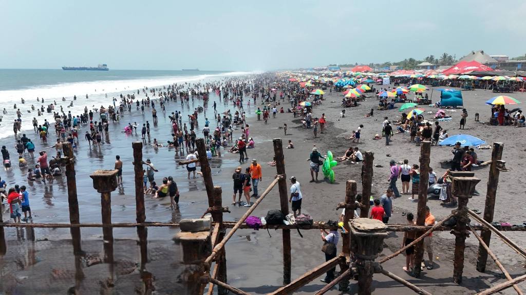 Veraneantes disfrutan de la playa pública de San José | Municipalidad de San José