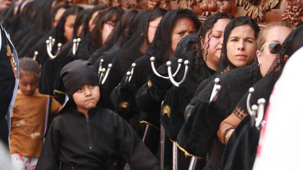 Virgen de la Soledad lleva bendición en el Sábado de Gloria | Álex Meoño
