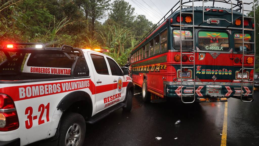 Accidente de autobús deja un fallecido y 10 heridos en ruta a Escuintla | Bomberos Voluntarios