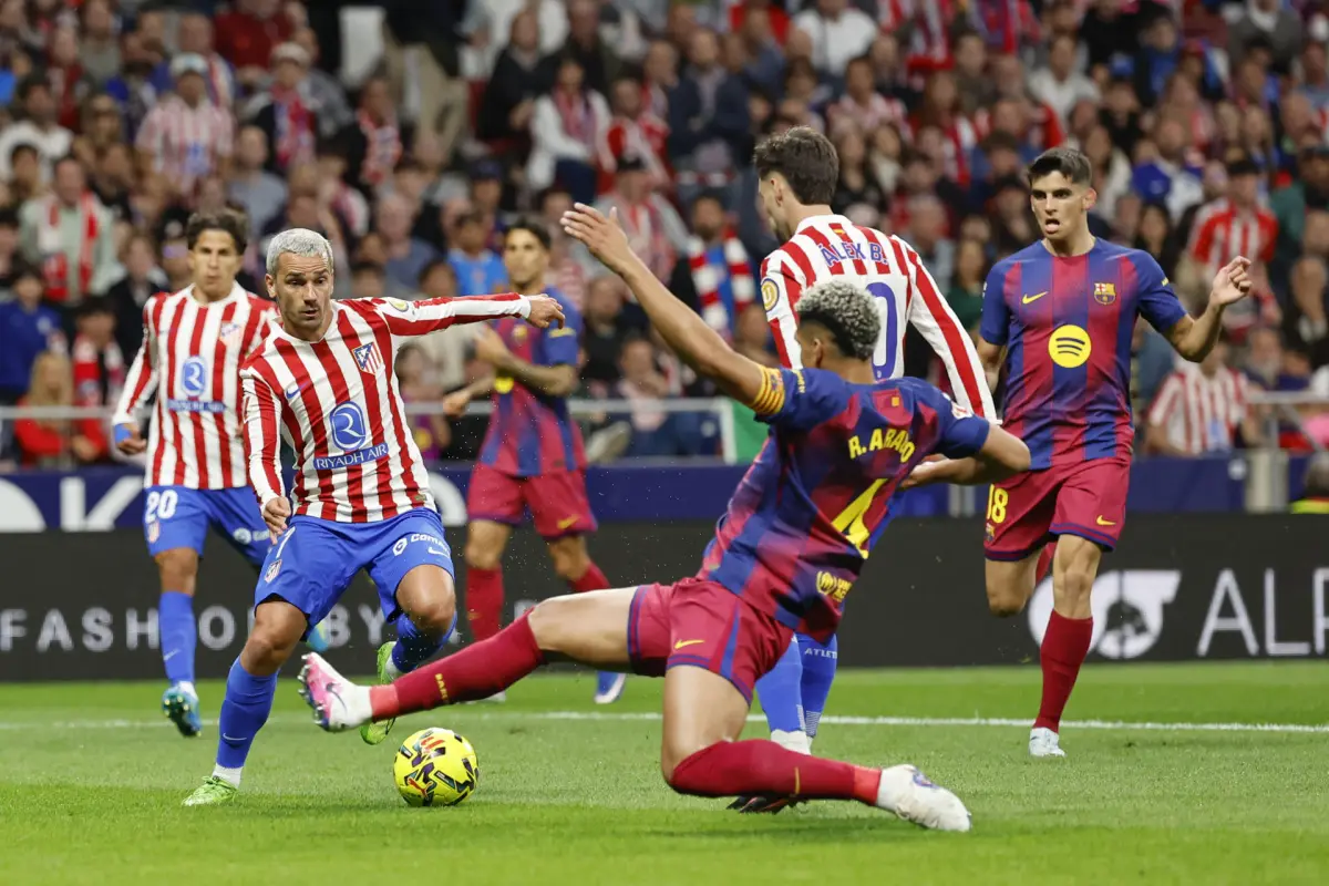 Ronald Araujo en el partido ante el Atlético de Madrid - EFE