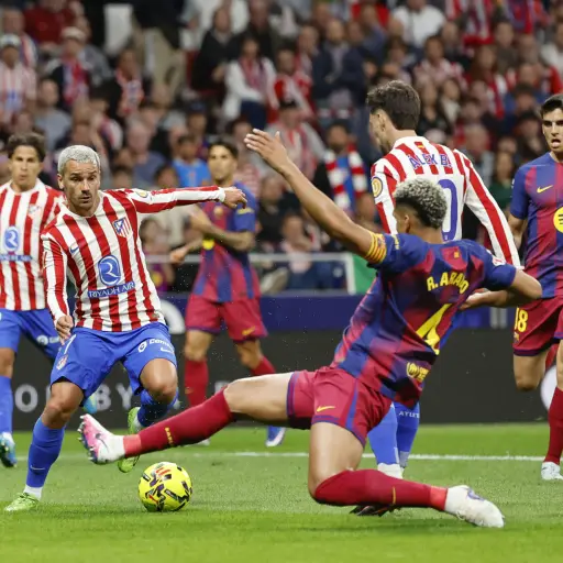 Ronald Araujo en el partido ante el Atlético de Madrid - EFE