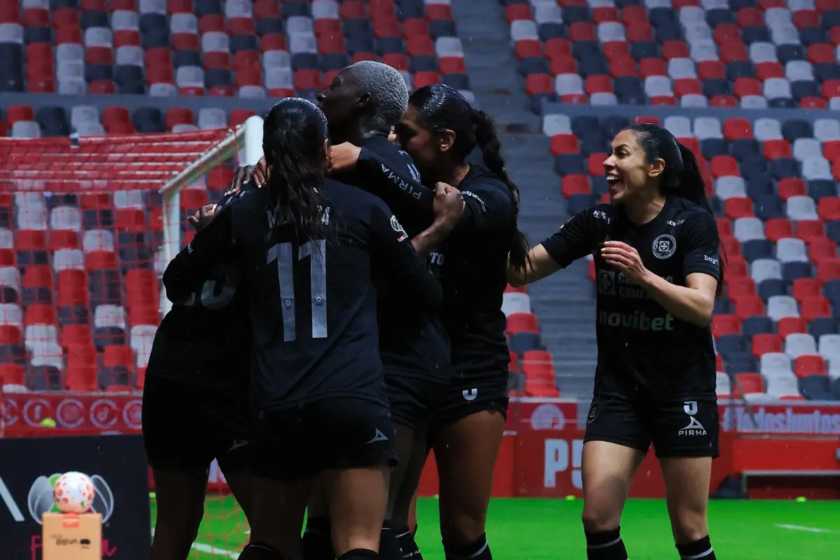 Ana Lucía Martínez y Cruz Azul celebran su clasificación a la liguilla - Cruz Azul