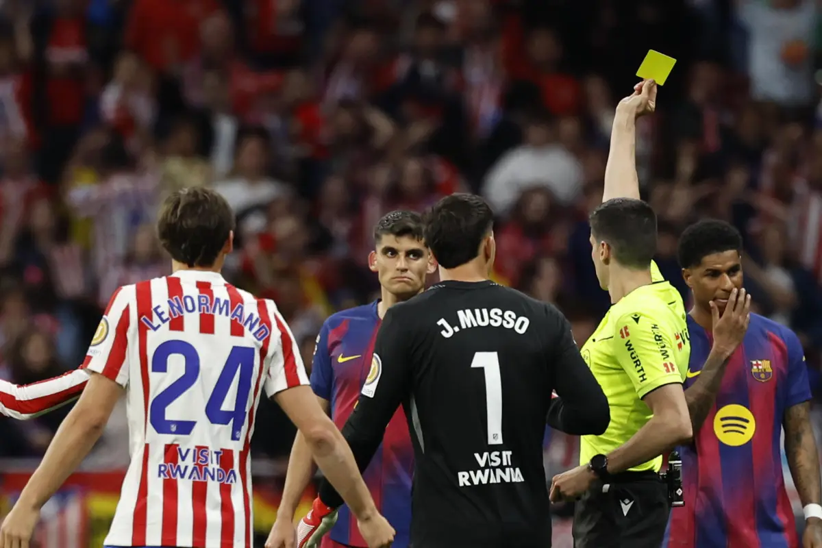 Polémico arbitraje en el partido entre Atlético de Madrid y Barcelona - EFE