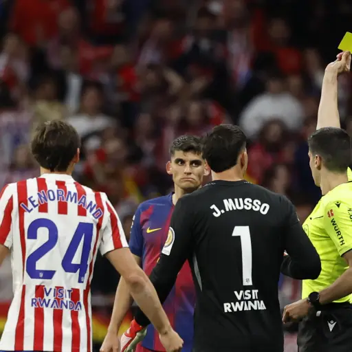 Polémico arbitraje en el partido entre Atlético de Madrid y Barcelona - EFE