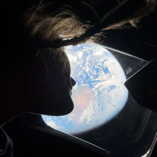 Fotografía tomada de la cuenta oficial en X del astronauta Reid Wiseman (@astro_reid) que muestra un imagen de Wiseman desde la capsula Orión ,EFE.