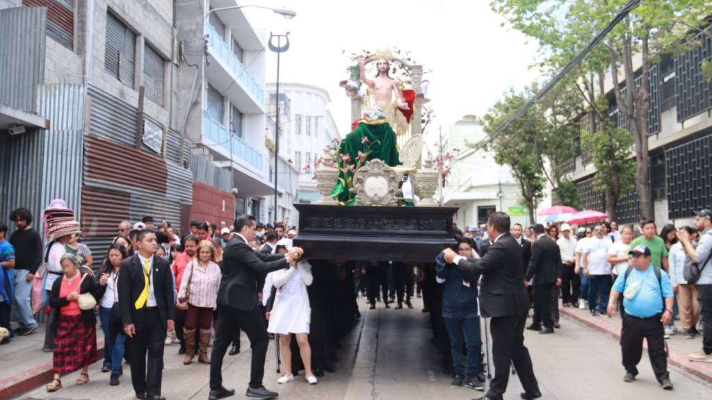 Procesión de Jesús Resucitado alegra las calles de la zona 1 | Alex Meoño