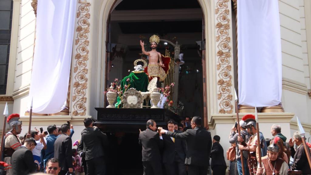 Procesión de Jesús Resucitado alegra las calles de la zona 1 | Alex Meoño