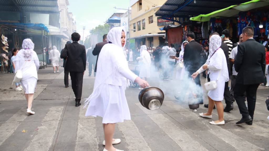 Procesión de Jesús Resucitado alegra las calles de la zona 1 | Alex Meoño