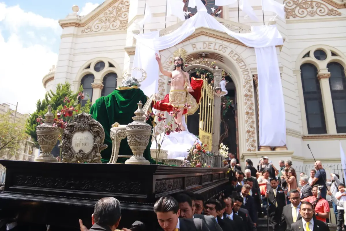 Miles de fieles aplaudieron durante la salida de Jesús Resucitado en el Templo El Calvario. , Alex Meoño 